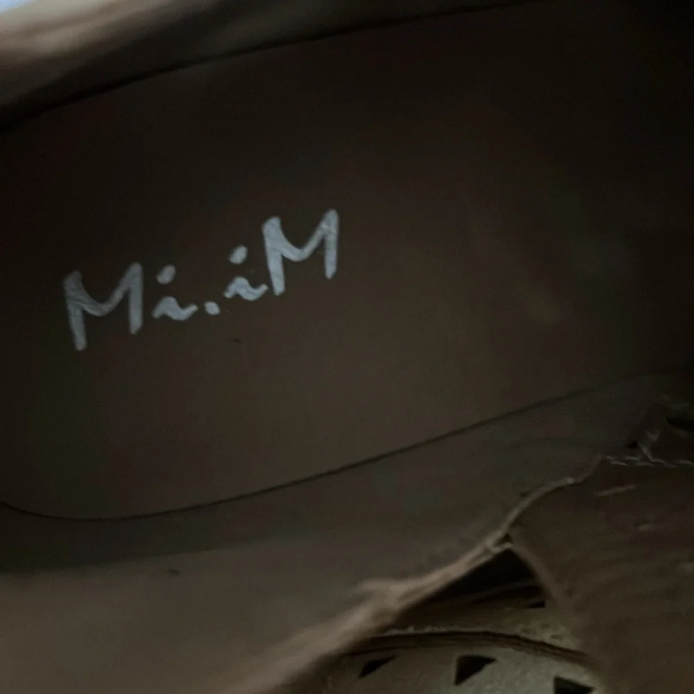 Mi iM Cut Out Boots. Worn Once. Cream Sz 10